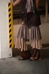 Pantalón acampanado con capas de terciopelo marrón y beige.