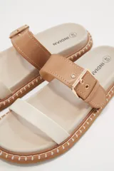 Sandalias negras de cuero sintético con doble tira y hebilla dorada ajustable.
