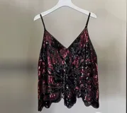 Top de fiesta negro con lentejuelas rosas y plateadas, escote en V y tirantes finos.