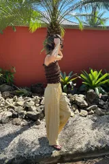 Pantalón de tela color amarillo con estampado de cuadros vichy, corte holgado y cintura alta con elástico.