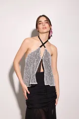 Top negro reversible de gasa y red, con corte fluido en el pecho y espalda descubierta.
