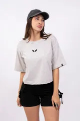 Remera blanca de corte holgado con logo bordado en el pecho y manga corta.