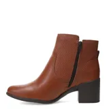 Botín de mujer Bottero de cuero negro, caña baja, con taco ancho y alto. Presenta paneles laterales con textura perforada y detalles de costura decorativa.