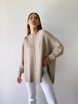 Sweater beige de tejido de punto con cuello redondo y mangas largas.