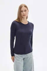 Remera azul marino de lyocell, de manga larga, corte ajustado y cuello redondo.