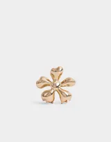Broche dorado con forma de flor de seis pétalos.