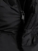 Campera puffer negra de nylon con cuello alto, cierre con cremallera, bolsillos frontales y puños elásticos.