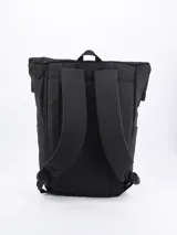 Mochila negra con cierre superior enrollable y hebilla de ajuste frontal. Tiene un asa de mano superior, correas de hombro acolchadas ajustables, bolsillo lateral con cierre y bolsillo lateral abierto.
