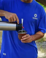 Remera azul de corte oversized confeccionada en jersey 100% algodón.