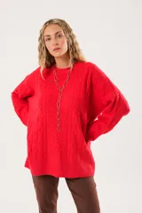 Buzo oversize rojo de tejido sintético con cuello redondo y manga larga.