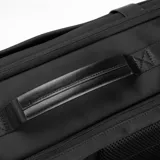 Mochila negra de poliéster y cuero, con asas reforzadas, compartimento para laptop de hasta 17 pulgadas, bolsillo trasero oculto y cinturón para valija.