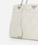 Bolso de hombro mediano color blanco con diseño acolchado en forma de rombos. Tiene asa de cadena plateada, cierre de cremallera y bolsillo frontal con botón a presión.