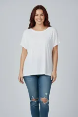 Remera blanca de algodón, corte amplio y mangas cortas.