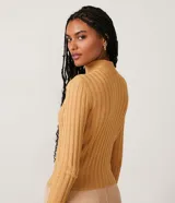 Polera color camel de punto acanalado, con cuello alto y mangas largas.