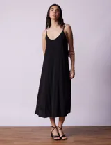 Vestido midi negro de crepe con breteles finos regulables y escote redondo.