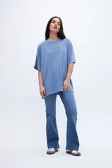 Remera celeste de algodón con cuello redondo y estampado pequeño en el pecho.