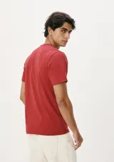 Remera azul marino de corte slim y mangas cortas.