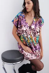 Vestido corto multicolor con lentejuelas, escote en V y mangas cortas.
