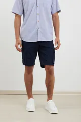 Bermuda cargo azul marino con seis bolsillos, corte a la rodilla.