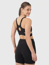 Top deportivo negro con breteles anchos y diseño cruzado en el frente.