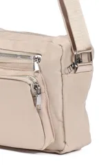 Bandolera negra de poliéster con correa ajustable y múltiples bolsillos con cierre.