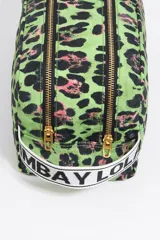 Neceser Bimba y Lola de nylon con estampado animal print en tonos verde y rosa. Tiene estructura blanda, tamaño grande, asa de tejido logotipada, logo metálico, acabados metálicos dorados, bolsillo interior, cierre con cremallera e interior con placa metálica logotipada.