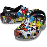 Zuecos Crocs Classic con estampado de Mickey y sus amigos, con correa trasera negra y dijes de Pluto, Daisy y Goofy.