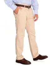 Pantalón de gabardina azul marino, de corte clásico y tiro medio. Confeccionado en algodón con tratamiento antiarrugas.