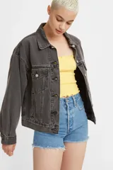 Short de jean celeste con tiro alto, calce relajado y terminación desflecada.