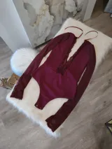 Body color borgoña de lycra, con encaje en escote y mangas.