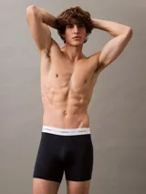 Pack de tres bóxers largos de algodón modal en color verde claro, azul y azul marino, con cintura elástica blanca con logo Calvin Klein.