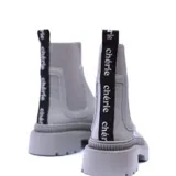 Botines Chelsea de cuero liso color gris ceniza, con inserciones elásticas laterales, tirador trasero y suela track robusta.