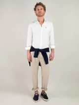 Camisa blanca de popelín para hombre, marca El Ganso. Corte slim fit, cuello italiano con ballenas, manga larga terminada en puño simple y logo bordado en el pecho.