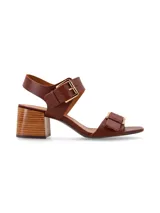 Sandalias de cuero color marrón con hebillas metálicas doradas y taco de madera.