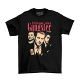 Remera negra con estampado de los personajes de la película Goodfellas y la frase "It feels good to be a Gangster".
