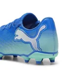 Championes de fútbol Puma Future 7 Play FG AG, color celeste con detalles en blanco y verde agua.