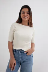 Sweater amarillo de tejido de punto acanalado, con cuello bote y mangas 3/4.