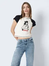 Remera corta color blanco con mangas cortas raglán negras y estampado frontal de una vaquera con la palabra 'Bandida' en rojo.
