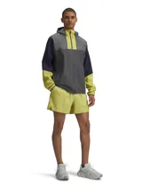 Campera deportiva impermeable Under Armour Halo Run Jacket, color gris con detalles en amarillo y azul marino. Cuenta con capucha, cierre frontal y bolsillos laterales con cierre.