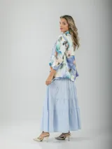 Falda larga de algodón celeste con corte campesino y diseño escalonado.
