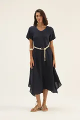 Vestido midi color azul marino, de lino, corte evasé y manga corta. Incluye cinturón de soga color beige.