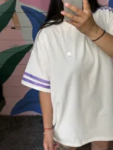 Remeron color crudo con líneas de terciopelo en color lila, de corte oversize.