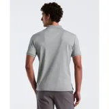 Chomba gris de piqué de algodón orgánico, corte recto, cuello con solapa y logo bordado en el pecho.