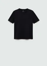 Camiseta color beige de corte recto, con cuello redondo y mangas cortas con dobladillo.