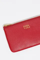 Monedero pequeño de piel vacuna color rojo, con textura granulada, cierre de cremallera dorado y logo metálico de Bimba y Lola en dorado.
