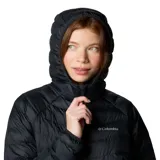 Campera puffer color borgoña con capucha, cierre frontal y bolsillos laterales con cierre. El forro termorreflectivo Omni-Heat™ retiene el calor mediante puntos plateados que reflejan el calor corporal. El aislamiento Thermarator™ 100 % poliéster reciclado te mantiene abrigado con fibras sintéticas livianas que retienen el calor incluso cuando están mojadas.