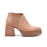 Bota de tacón alto color tostado, con diseño elegante y plataforma, ideal para un look casual.