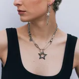 Collar plateado con dije en forma de estrella, diseño moderno y elegante.