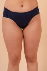 Bombacha de bikini tiro alto color azul marino, con frunce en los costados. Confeccionada con tela que contiene fibra LYCRA® XTRA LIFE™.