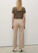 Pantalón de jean color beige, corte culotte, tiro alto y bajo deshilachado.